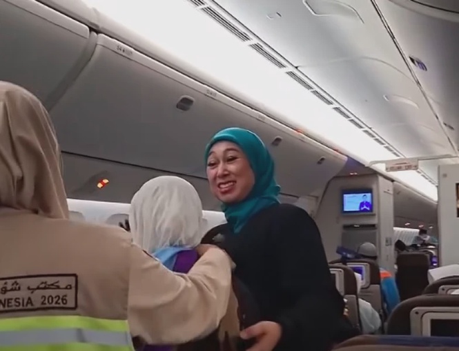 Image from: Bukan Terlupa Beri Ayam Makan! Jemaah Haji Indonesia Minta Turun Rupanya Takut Naik Pesawat