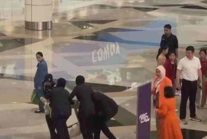 Image from: Bertindak Agresif! Tiada Duit Beli Tiket Punca Wanita Warga China Ceroboh Pintu Pelepasan KLIA