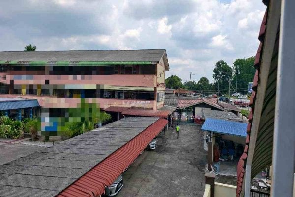 Image from: Dipercayai Mahu Ambil Kasut Atas Bumbung, Murid Tahun 5 Jatuh Bangunan Sekolah