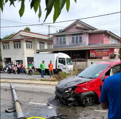 Image from: Ngeri! Remaja Putus Kepala, Van Ditembusi Tiang JKR Nahas Di Losong