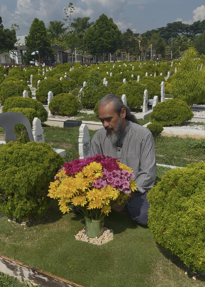 Image from: 780 Hari Rindu Tak Pernah Padam, Suami Setia Bawa Bunga Ziarah Kubur Isteri Setiap Hari