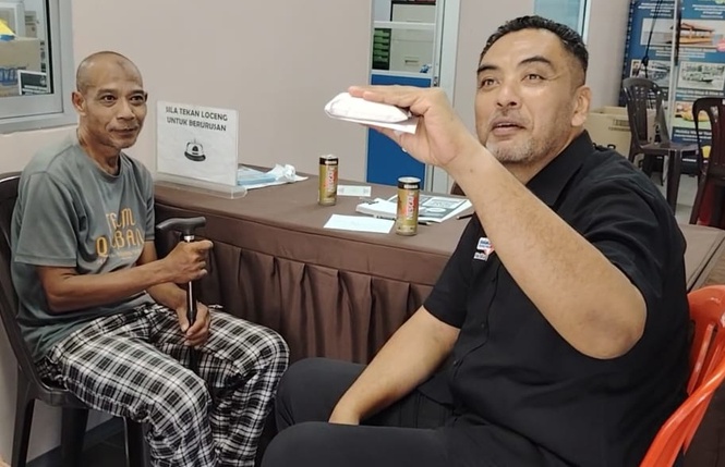 Image from: Menggigil Jumpa Duit Banyak, Lelaki OKU Minta Bantuan YB Duyong Serah Ke Pihak Polis