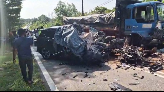 Image from: Tragedi Petang Ahad: 6 Sekeluarga Termasuk Bayi Maut Dalam Nahas SUV & Lori Tanah