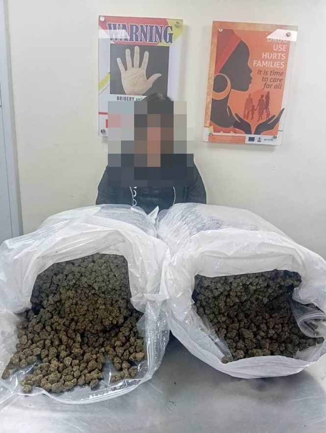 Image from: Cubaan Seludup 31Kg Dadah Ke Nigeria Gagal! Polis Kesan Anak Wanita Warga Emas Yang Ditahan