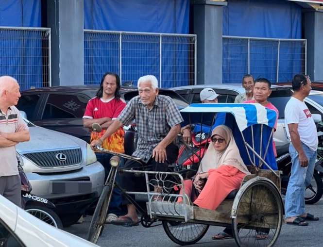 Image from: Panas Terik Bukan Penghalang! Warga Emas Kayuh Beca, Bawa Isteri Lihat PM Anwar Depan Mata