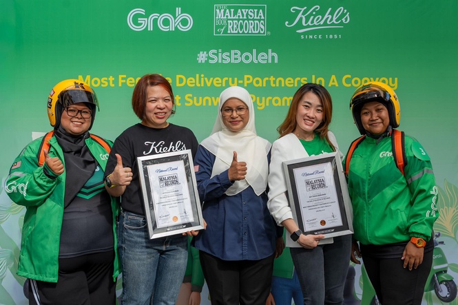 Image from: #SisBoleh, 100 Rakan-Penghantar Wanita Grab Cipta Sejarah Fenomenal Malaysia Book of Records Bersama Kiehl’s