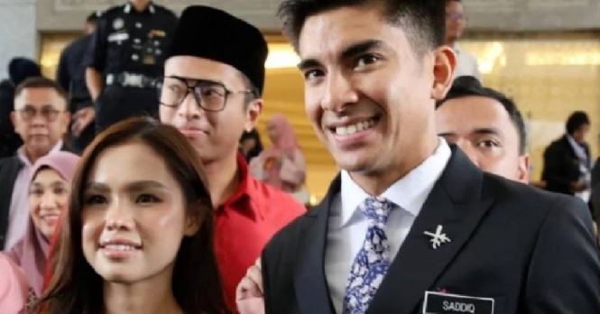 Image from: “Bella Layak Jadi Menantu Saya” – Ibu Syed Saddiq Dah ‘Ready’ Nak Ikat Bunga Telur