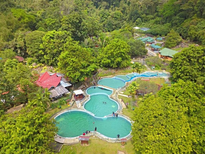 Image from: 7 beautiful budget-friendly hot springs in Malaysia (RM15 & below)