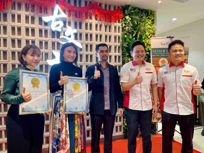 Image from: Tea Garden Achieves Two Malaysian Records, Set To Become Gateway To Malaysian Cuisines As Gateway@KLIA2 Outlet Opens