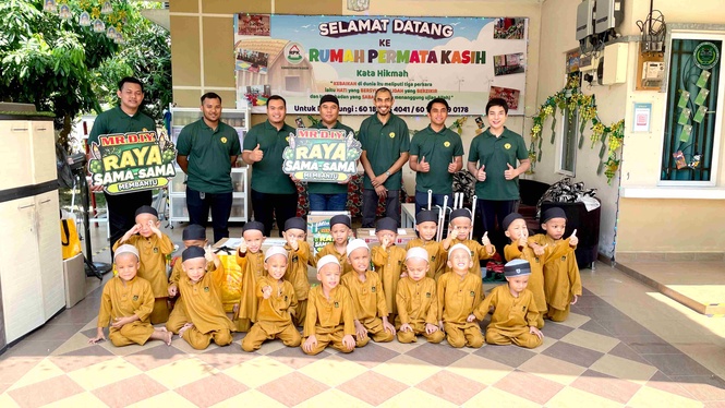 Image from: Children of ‘Rumah Titian Kaseh’, ‘Raya Sama-Sama’ Alif Satar and The Locos, thanks to Yayasan MR D.I.Y.