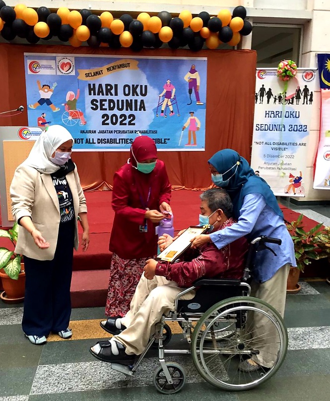 Image from: OKU Artist Awarded By Alor Setar Hospital For Resilience On Disability Day