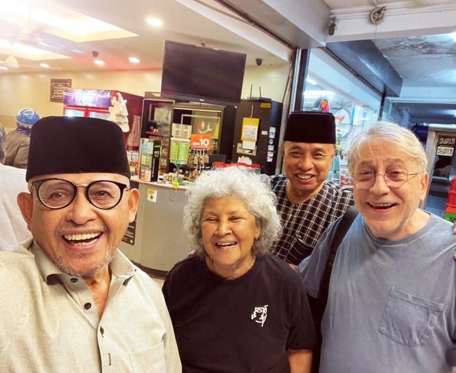 Image from: Bumping into Faridah Merican at The Mubeen during breakfast after subuh prayers #TheGoodStuff