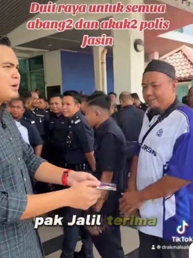 Image from: Return the Favour: A Hari Raya Reminder to Policemen Who Received Duit Raya from Umno Youth Chief #RAYA2024