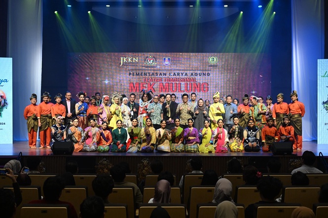 Image from: Usaha JKKN Melestarikan Warisan Kesenian Mek Mulung