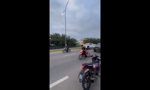 Mat rempit's block entire road for drag race - update11111