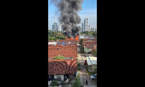 Massive fire destroys six squatter houses along Jalan Klang Lama, foreigner injured - creedhein