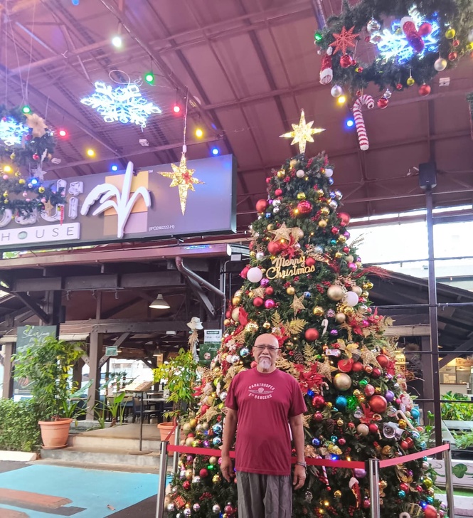 Image from: Christmas celebrations theme for 2024 is focusing on retro nostalgia, bold glam, and futuristic vibes #SpreadPositivity