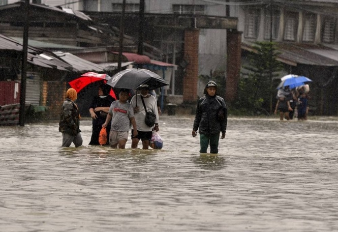 Image from: East coast homes flooded, politicians blamed, Anwar arrived bearing gifts