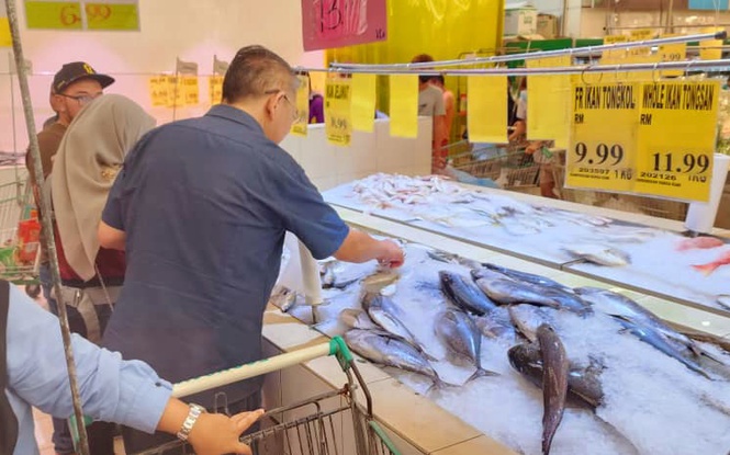 Image from: YB Datuk Seri Salahuddin Ayub dilihat membeli-belah untuk Hari Raya di Econsave