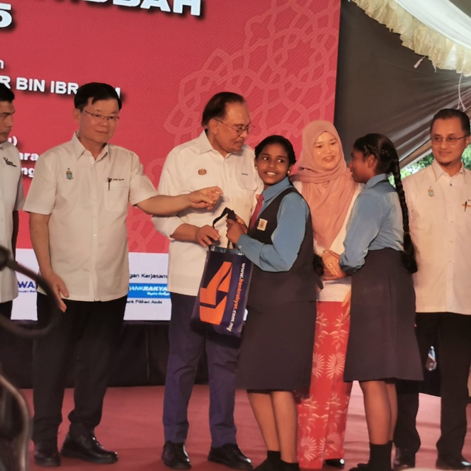 Image from: Foundation provides aid to students and B40 families