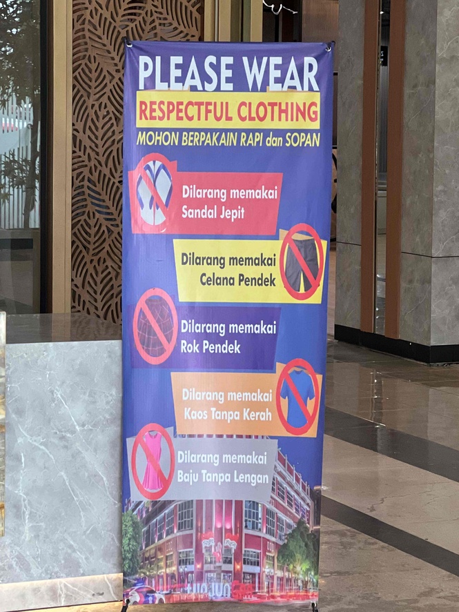Image from: Denied entry for wearing bermuda and slippers - in Indonesia
