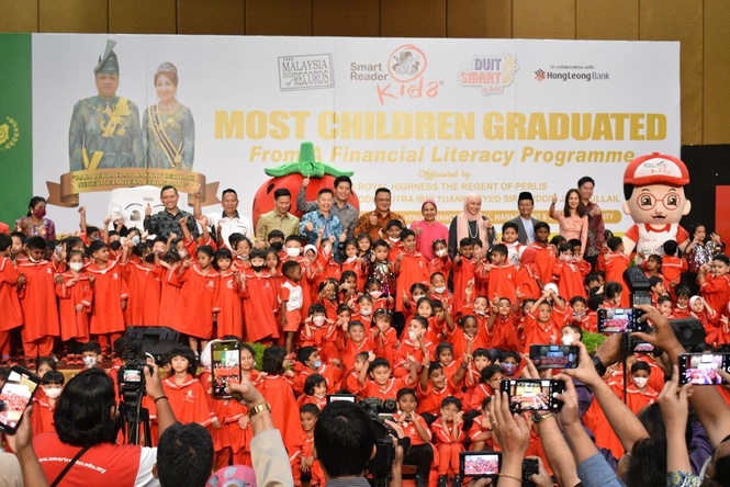 Image from: Smart Reader® Worldwide x HLB “DuitSmart Kids” Awarded for “Most Children Graduated From A Financial Literacy Programme”