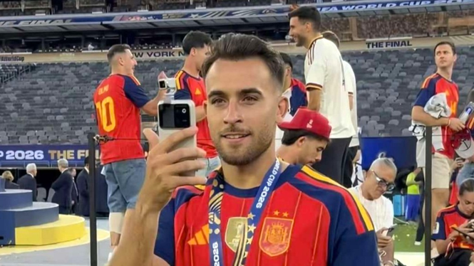 Image from: Pemain Sepanyol Dilihat Menggunakan Honor Robot Phone Selepas Memenangi Piala Dunia