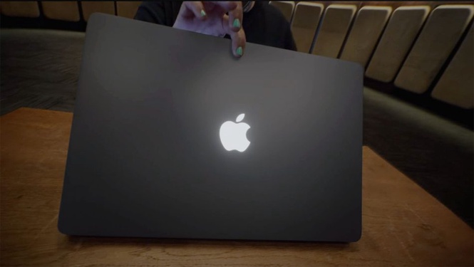 Image from: Logo Apple Kembali Berlampu Pada MacBook Pro Dengan Skrin Sesentuh