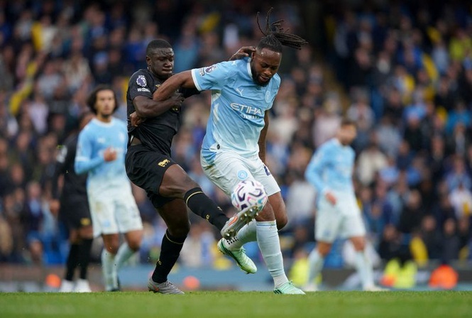 SOCCER-ENGLAND-MCI-IPS:Soccer-City's flying start comes at a cost, with Haaland limping off