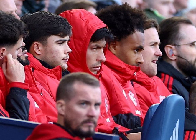 SOCCER-ENGLAND-LEE-MUN:Soccer-Arsenal edge Forest with late goal, Man United held by Leeds