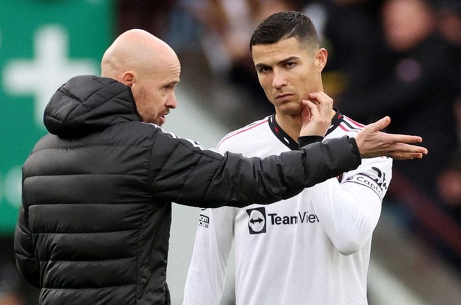 SOCCER-ENGLAND-MUN-RONALDO:Soccer-Ronaldo let Man United down, says club's former boss Ten Hag