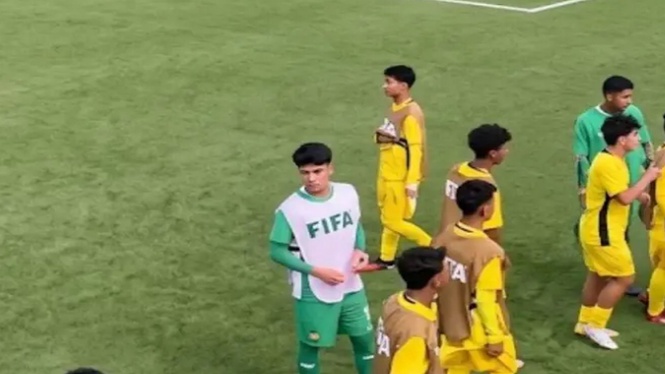 (Video) Piala Dunia FIFA B-15: Tular reaksi kasar jurulatih Hungary jabat tangan pemain Malaysia