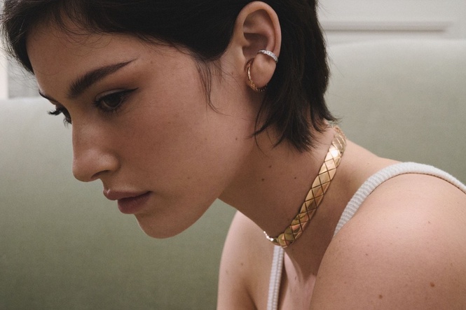 Image from: Chanel’s Coco Crush Collection Evolves With Gracie Abrams As Its Newest Muse