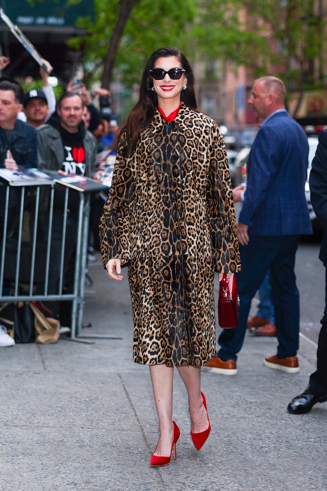 Image from: Anne Hathaway’s Maternity Style Is Off to a Bright & Joyous Start