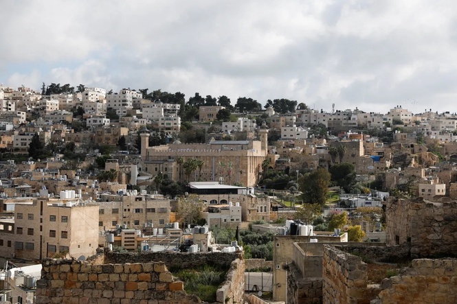 Image from: Palestin Kecam Tindakan Peneroka Haram Suluh Bendera Israel pada Dinding Masjid Ibrahimi