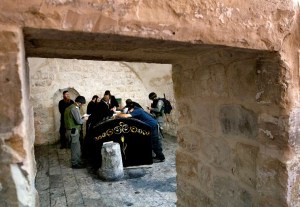 Image from: Ratusan Peneroka Haram Israel Serbui ‘Makam Yusuf’ di Nablus Diiringi Tentera