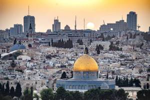 Image from: Ratusan peneroka Israel menyerbu masuk ke Masjid Al-Aqsa, manakala Netanyahu bermegah di bawah Tembok Al-Buraq dengan berkata: “Kami Akan Tetap di Sini.”
