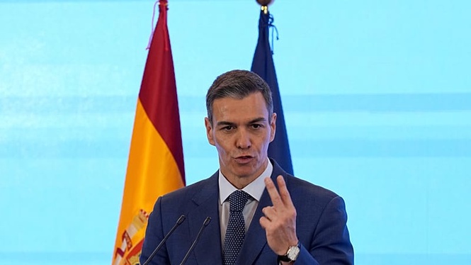 Commission sides with Spain on EU cash for pensions row as parliament calls for transparency
