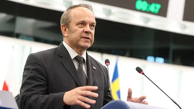 EU's largest party threatens to sanction MEP for appearing with far right