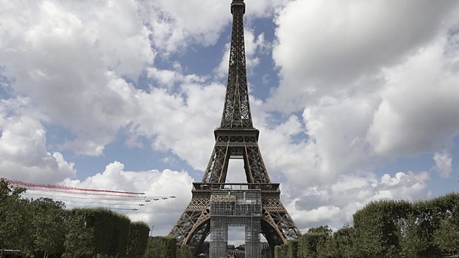 Eiffel Tower staircase section sells at auction for over 450,000 euros