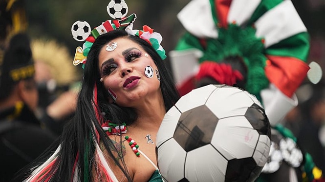 Thousands join record-breaking human wave attempt in Mexico City ahead of World Cup