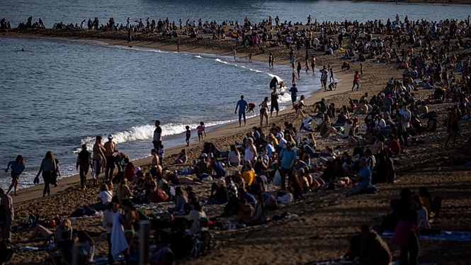 Global uncertainty boosts Spain's tourism, bringing it close to 100 million visitors