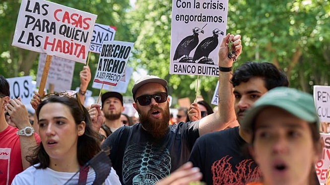Spaniards now spend half their salary on rent, study finds
