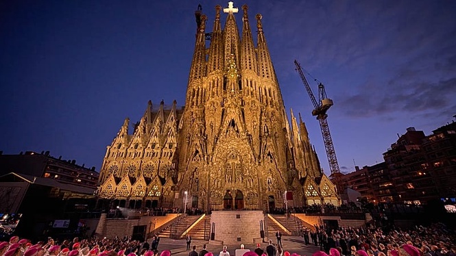 The secret behind the Sagrada Familia's final towers: Stone, steel and 21st-century glue