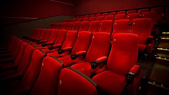 Paris neighborhood fighting the heatwave with with 'Ciné-clim' initiative