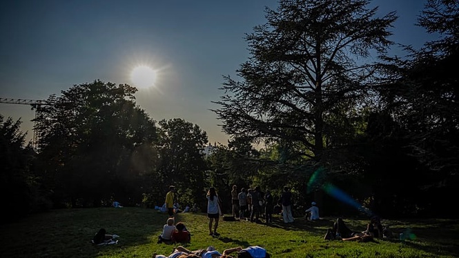Parisians sleep in parks to cool down during heatwave