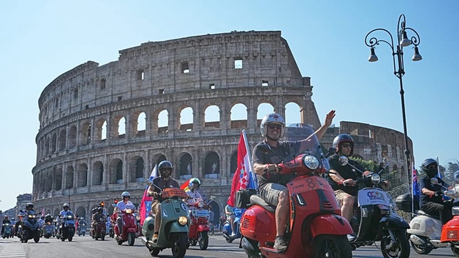 Vespa celebrates 80 years with a grand parade in Rome