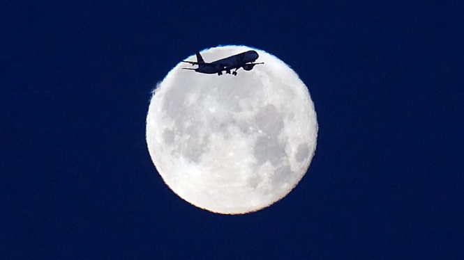 Rare Strawberry Moon shines over Lisbon