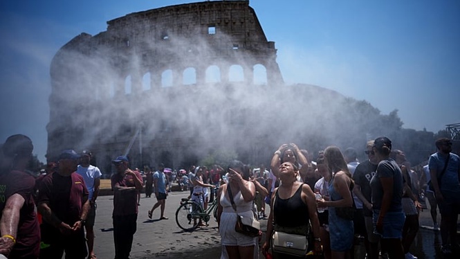 Water cannons cool tourists at Rome's Colosseum amid heatwave