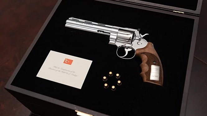 Was Erdoğan's gun gift a faux pas or an old-school diplomatic tradition?